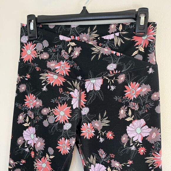 SO Black Floral Print Sporty 7/8 Leggings Crossover Waistband Size Medium - Picture 4 of 10